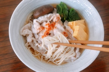 写真:油を使わずモチモチ。宮城の白石温麺は消化がよくて胃にやさしい
