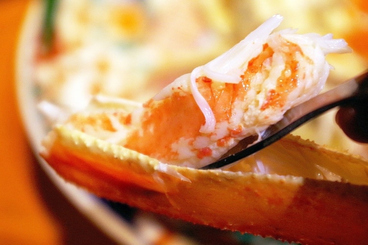 松葉がにの身を取り出す