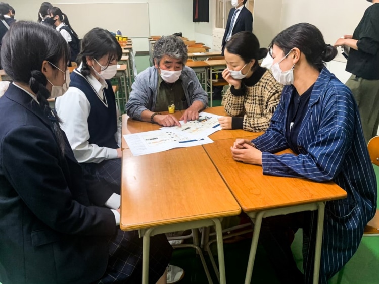 高校生と一緒に作業