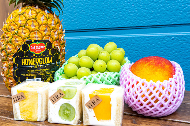 クリームと果物たっぷりのキューブサンド