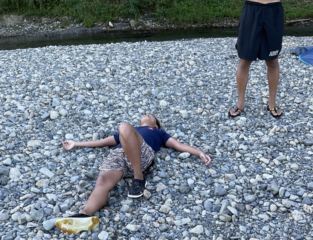サウナ後、河原で大の字