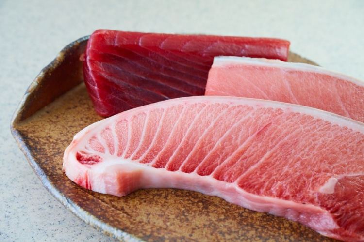 脂ののったマグロの切り身