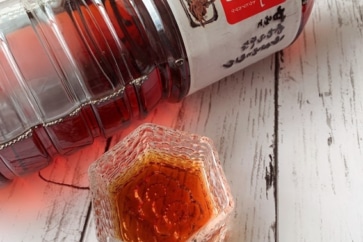 写真:煮物もおやつもふっくらツヤツヤ「赤酒」は熊本の食卓に欠かせない調味料