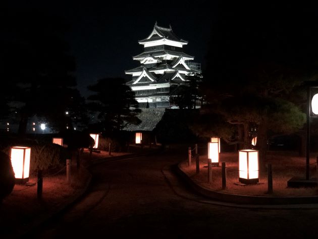 松本城が幻想的に輝く。松本市で冬のイルミネーションがスタート｜カラふる -地方創生＆多文化共生マガジン-