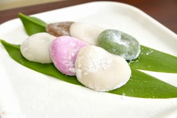 写真:行列のできる那覇のもち菓子屋。沖縄では年中いろんなもちを食べます