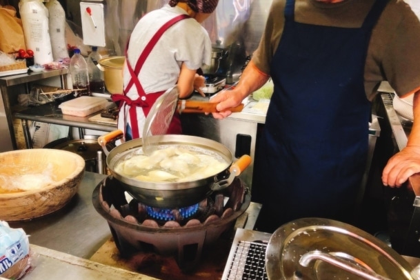 ひっつみをゆでる様子