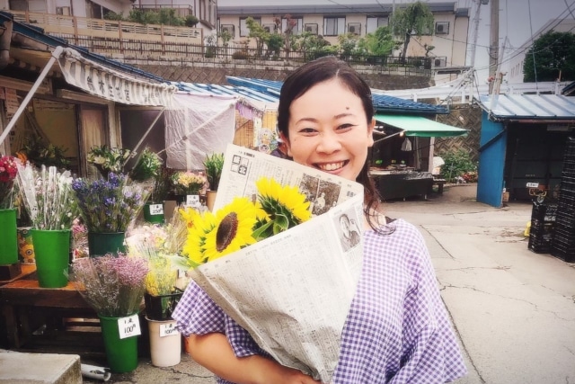 朝市で花を買う筆者