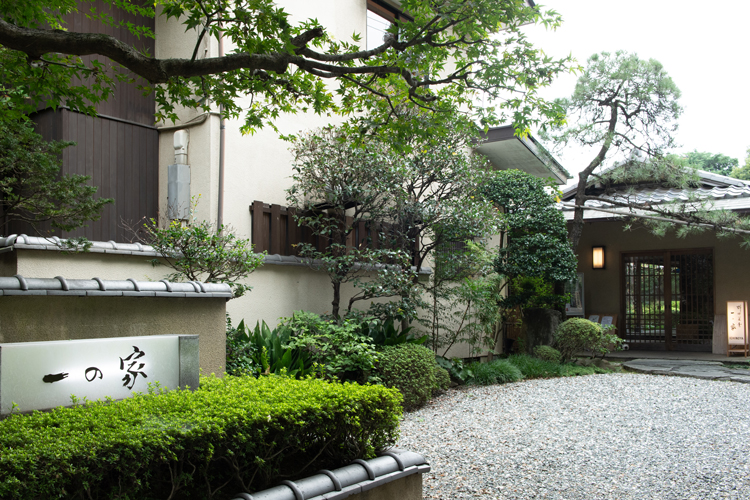 審査会場は、明治18年創業の老舗料亭『一の家』