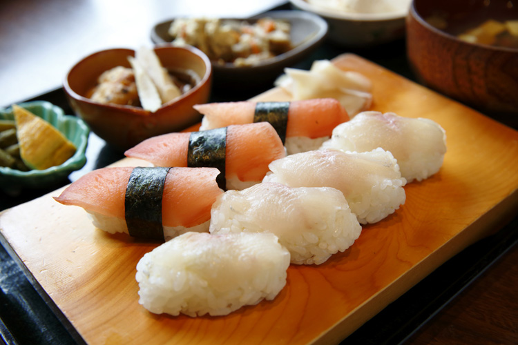 名物・いわなのにぎり