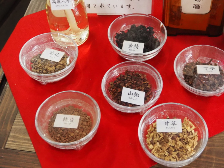 16味が漬け込まれた優しい甘味のあるリキュール