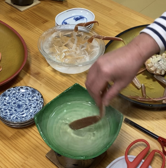 カニの身はさっと湯通し