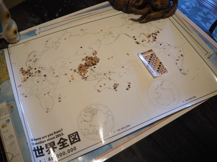 参拝者が自国にシールを貼る世界地図