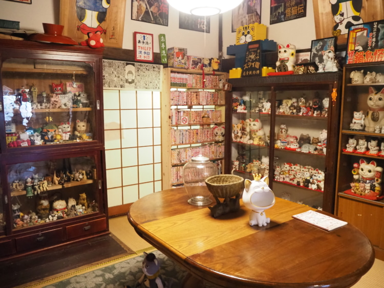 所狭しと並ぶ猫関連のもの