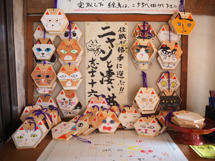 自由に顔や模様を書き込める絵馬