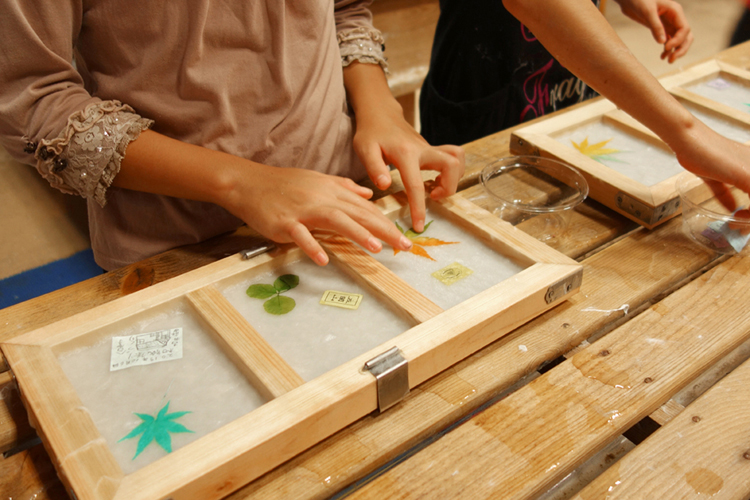 和紙を漉きあげ