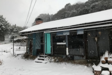 写真:九州なのに冬は雪で休業。山村のレストランはいろいろ大変