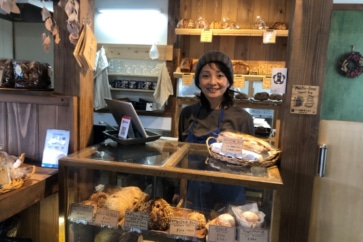 写真:小麦や果物も自給100%を目指す。移住した女性が始めたドイツパン店