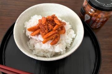 写真:「柿の種」がご飯のおともに。ピリ辛でクセになるラー油漬けが人気
