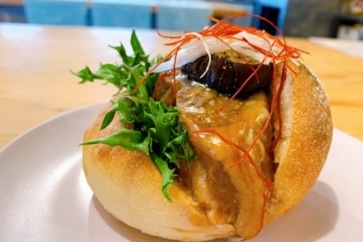 写真:トロトロ角煮をふっくらパンでサンド。名古屋の石窯パン店が人気