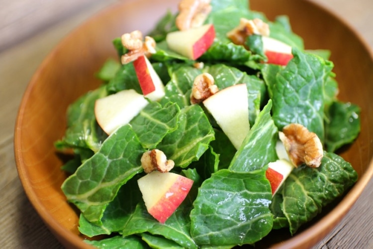 ケールとナッツとリンゴのサラダ