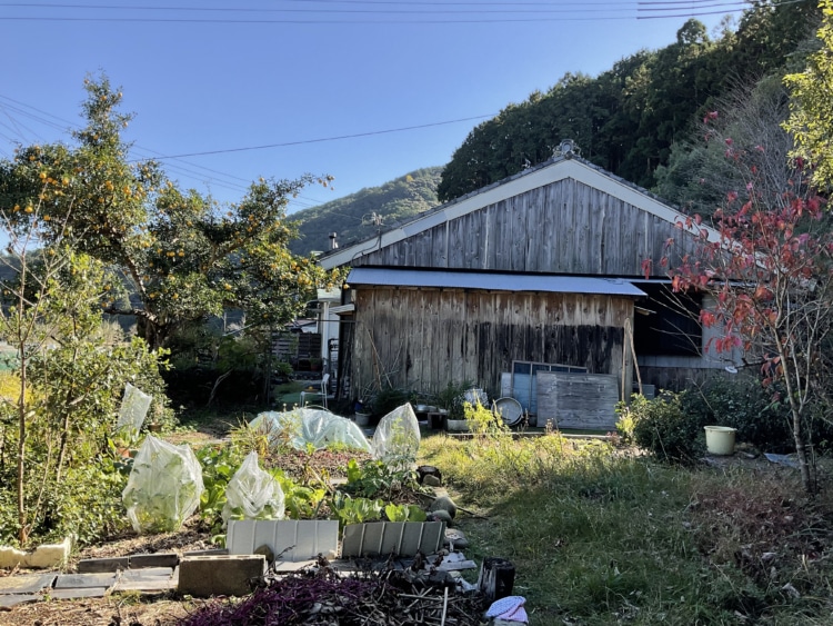 庭と納屋がついている一軒家