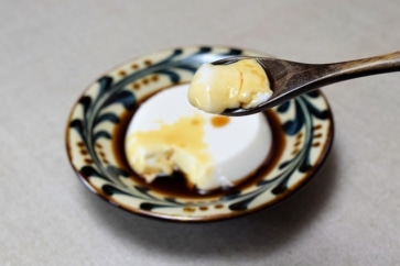 写真:焙煎した落花生でつくるジーマミー豆腐。香ばしさが人気です
