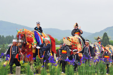 写真:乗り手は狭き門。岩手県の「チャグチャグ馬コ」2年ぶりに開催