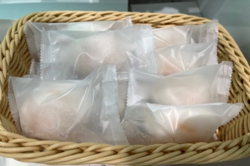 写真:おすすめは柿を凍らせた「柿こーり」。奈良県アンテナショップのおすすめ品