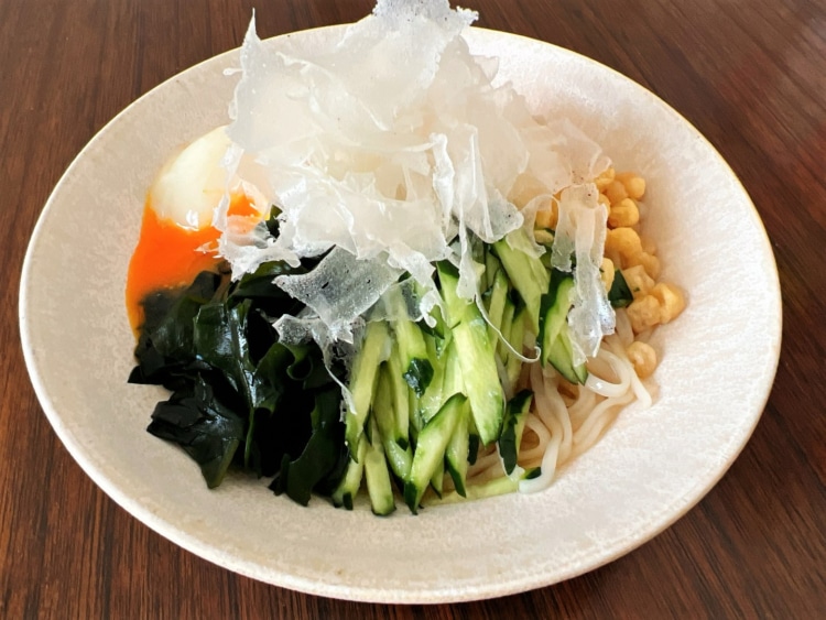 冷やしたぬきうどん けずりかまぼこのせ