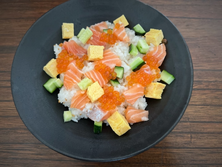 ④ 器にすし飯を盛り、①~③とイクラをのせる