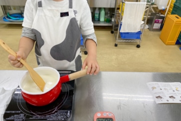 写真:親子で楽しむ手づくり体験。「富良野チーズ工房」でできたてチーズを味わう