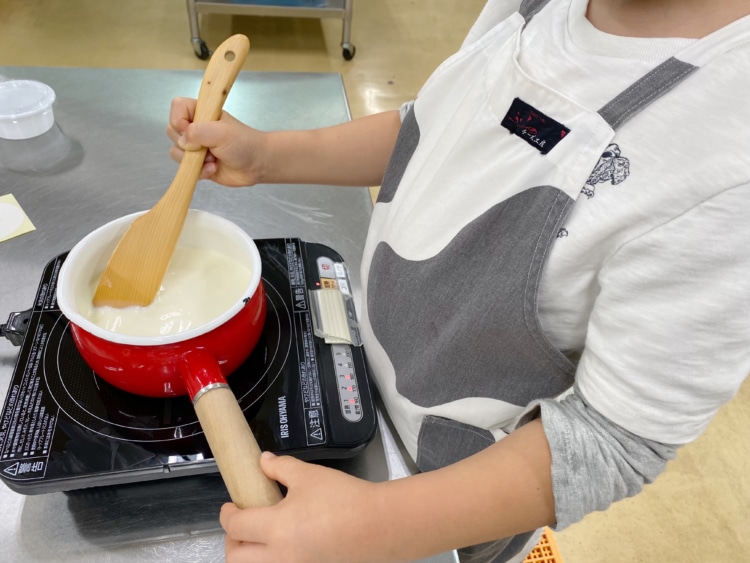 チーズづくりを体験する長男