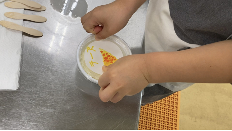 ラベルをつけたフタをしめて完成