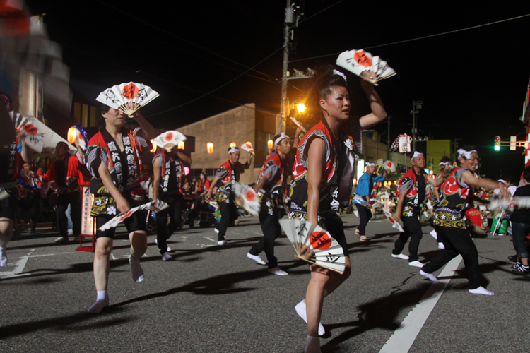せりこみ蝶六踊り街流し
