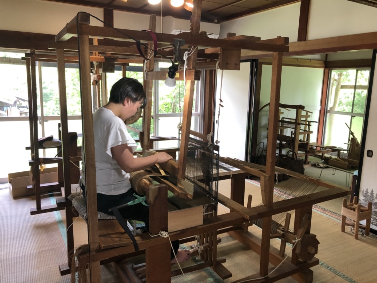 しな布を織る大滝さん