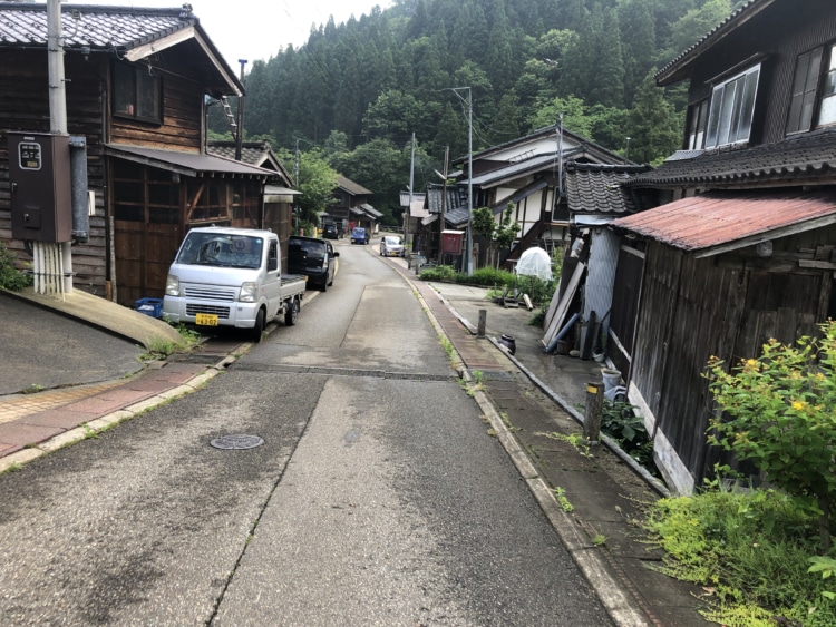 木造住宅が建ち並ぶ山熊田のメインストリート