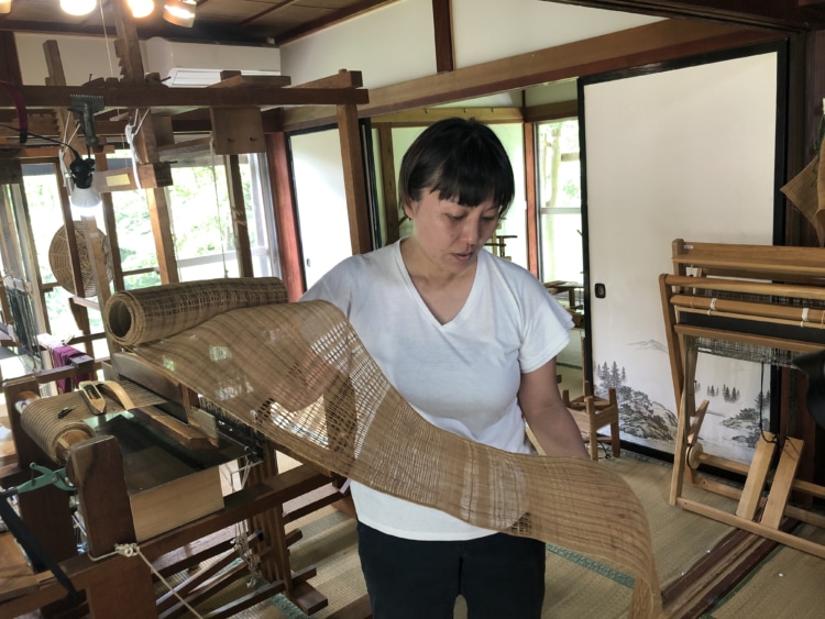 しな布を手に広げる大滝さん