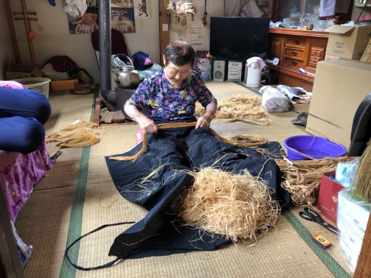 作業しているジュンコさんのお義母さん