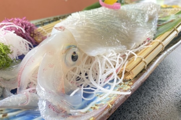 写真:ぴかぴかの鮮度を求めて100万人が来訪。佐賀県呼子の「イカの活づくり」