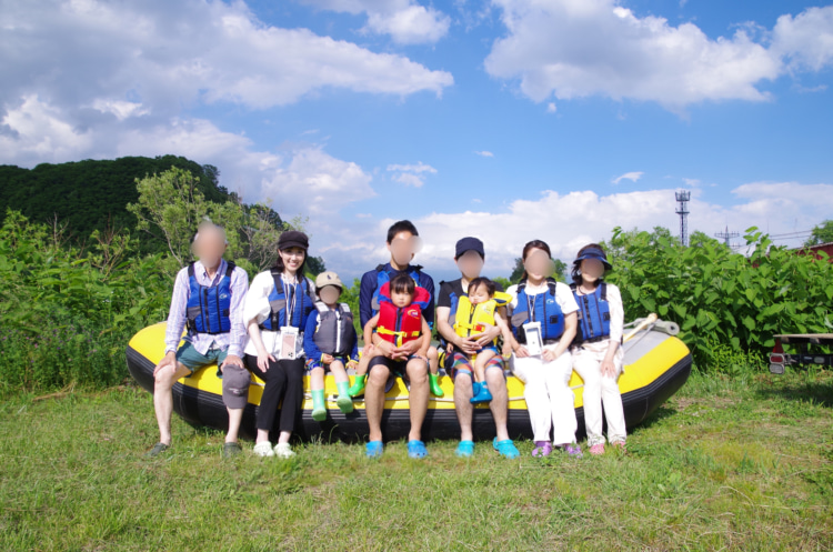 終了後にボートの前で記念写真