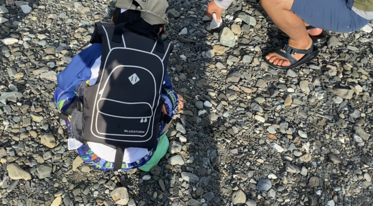 不思議な石に気づく長男