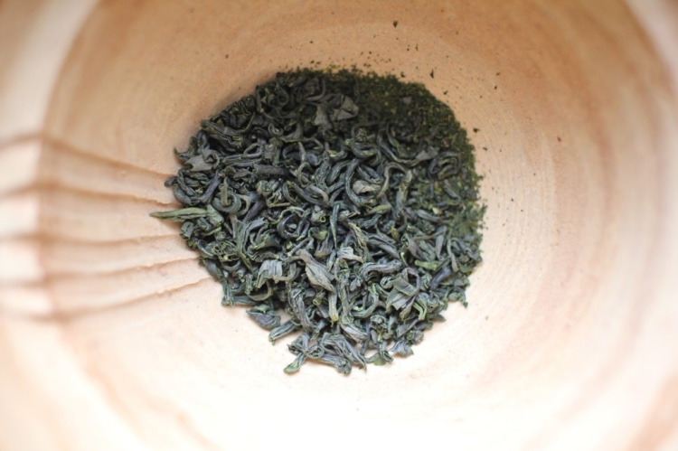 勾玉状の茶葉