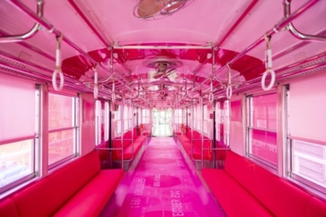 写真:ピンクの電車で街巡り。弘前でアートとレトロを満喫するイベント