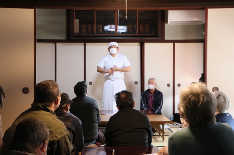 手づくりのうどんをふるまう