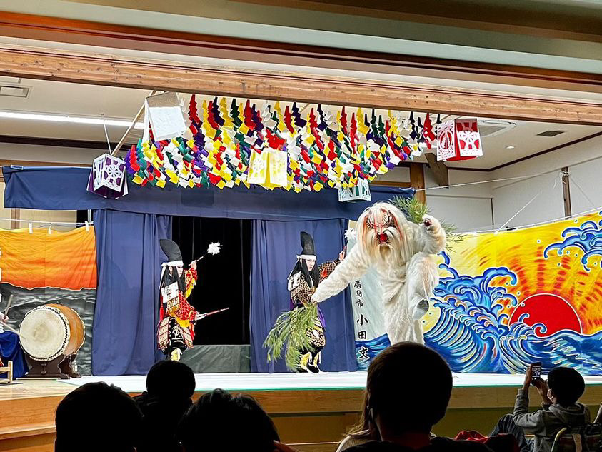 お祭りの時は狐が客席まで降りてきてくれてとても盛り上がります！