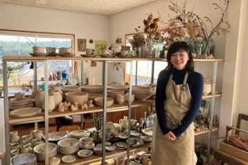 写真:いなべ市へ移住した女性陶作家の食器が中国・台湾で人気