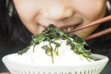 写真:パリパリで磯の香りたっぷり。使いやすくおいしい大分の「バラ干しのり」