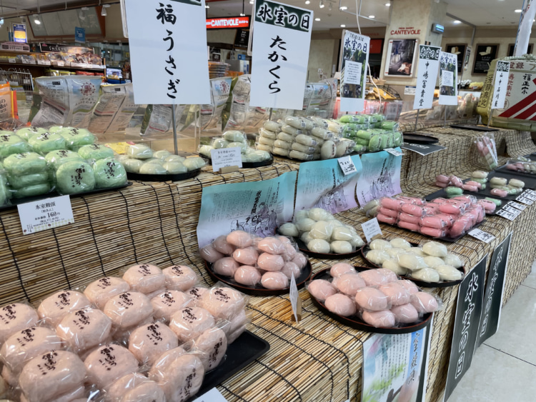 店頭で大々的に展開される氷室まんじゅう