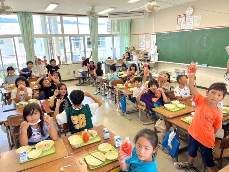 アセローラゼリーを食べる子供たち