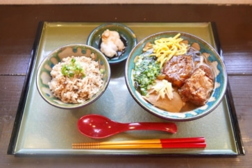 写真:どちらも絶品。フルーツソフト屋と沖縄そば屋が同居するうるま市のお店